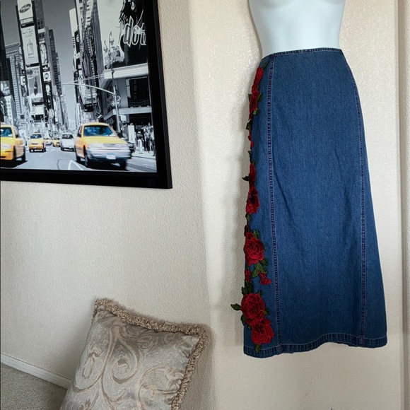 TY Original Wear Denim Skirt & Red Roses, red topstitch, back zip & slit. 16 - Picture 5 of 17